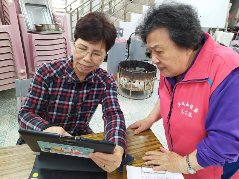 學員們上課情形，大家相互協助