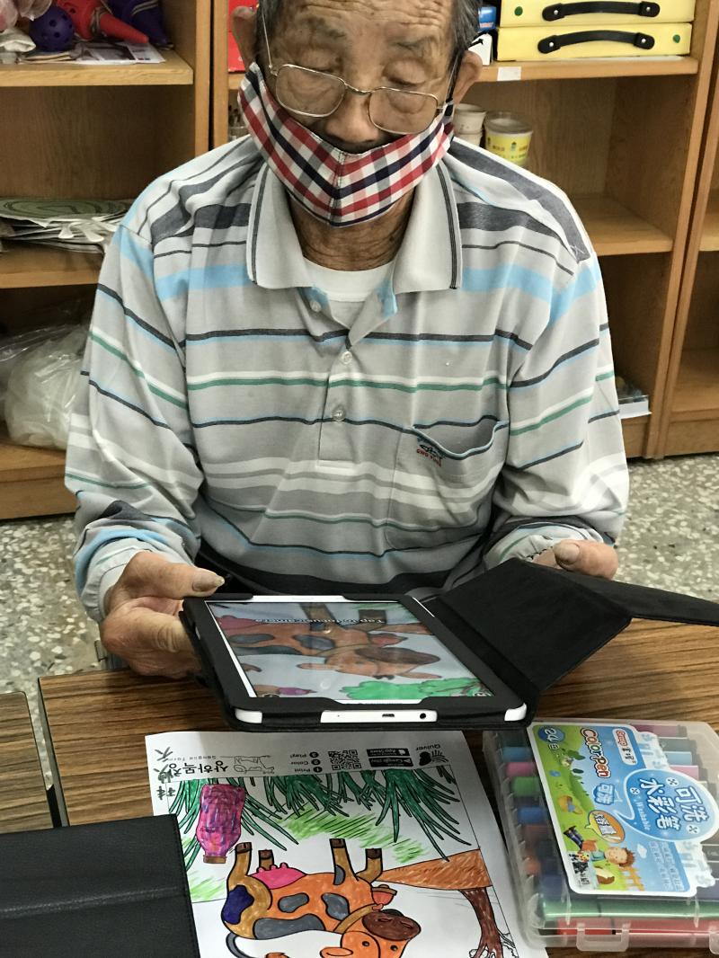 學員實際拿平板，學習操作quiver app