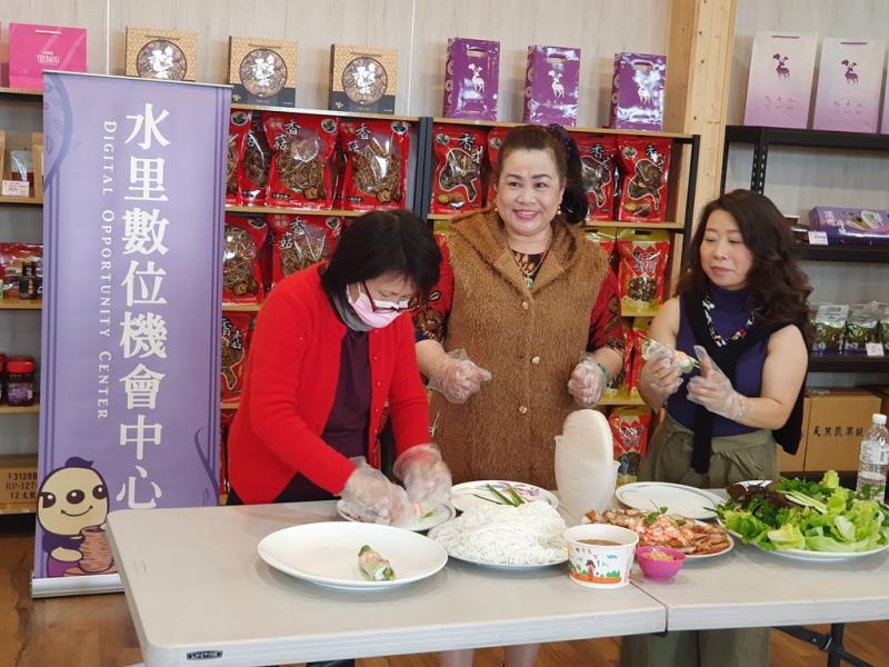 越南學員黎氏冬家鄉美食製作春捲，並教其他學員練習操作技巧.