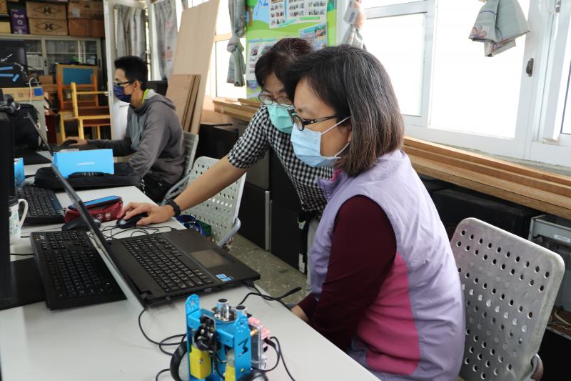 試試mBot燈號亮不亮