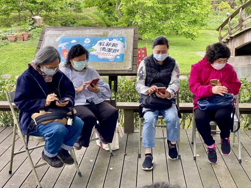 人手一台手機，於 LINE 群組中實作查證