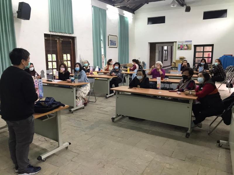 講師將學員分成五組,進行小組討論,教導學員使用cookpad程式參考線上食譜,來製作季節美食