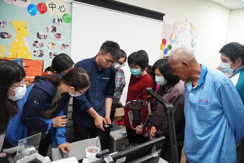 講師示範行車紀錄器相關設定及角度設定情形