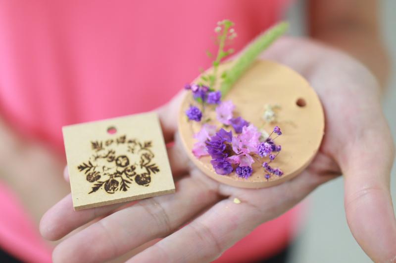 透過香草體驗課程結合修圖軟體，將擴香石再製成雷雕作品