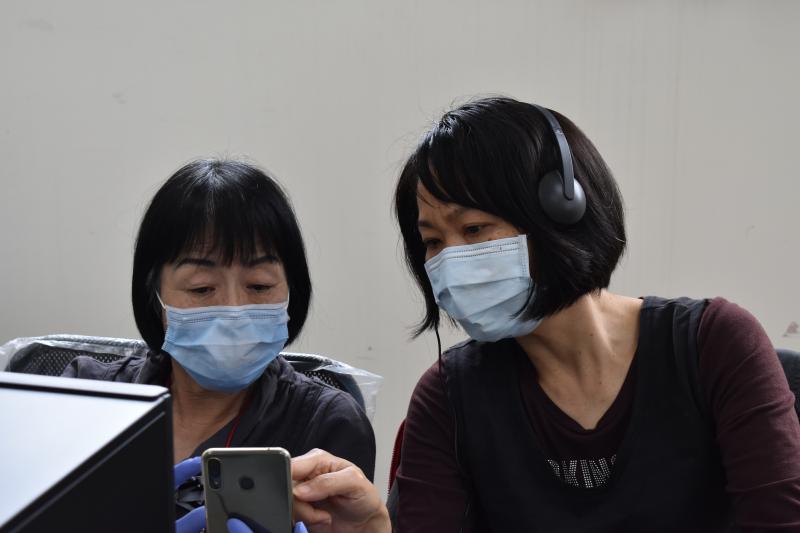 2位學員相互討論手機軟體的應用方法