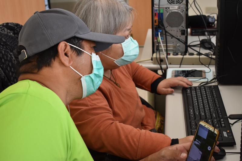 2位學員相互討論電腦剪輯軟體的應用方法