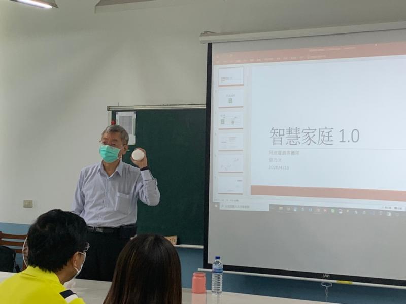 輔導團校本課程-智慧E生活課程：講師跟學員介紹小米網關功能