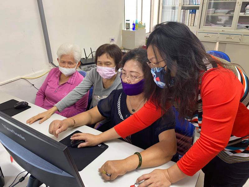 課堂年長助教，耐心協助每位銀髮長輩完成課程進度。