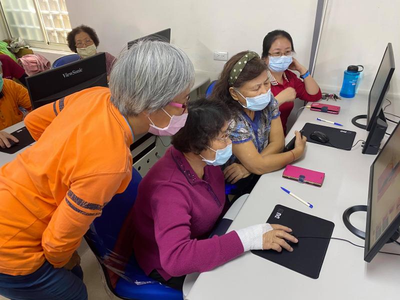 課堂年長助教，陪同、瞭解銀髮學員們每個步驟的操作，避免進度落後。