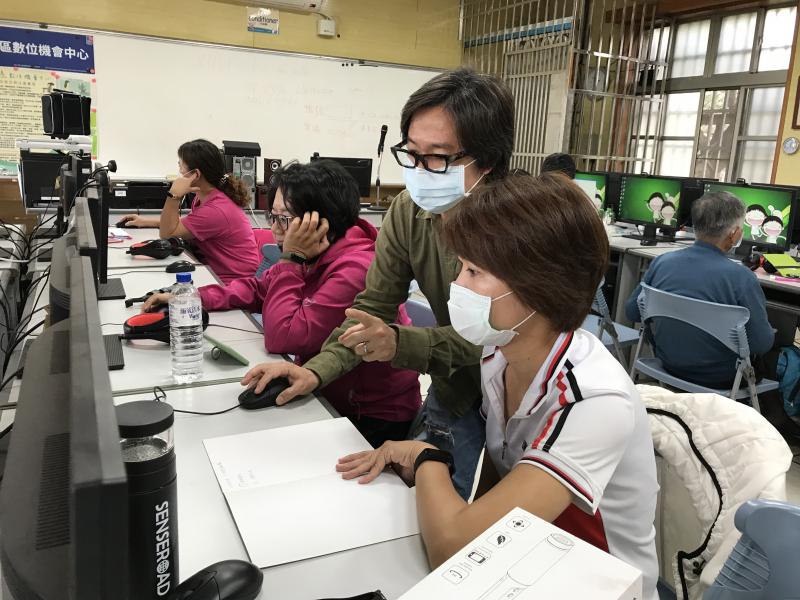 講師指導學員影片剪輯技巧