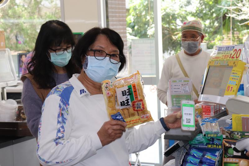 學員在便利店實際體驗電子便利支付帶來的方便性！