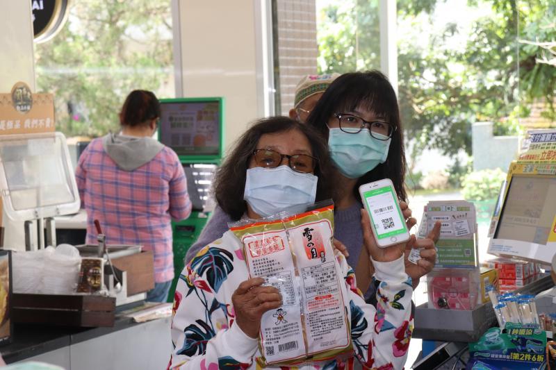 學員在便利店體驗電子便利支付