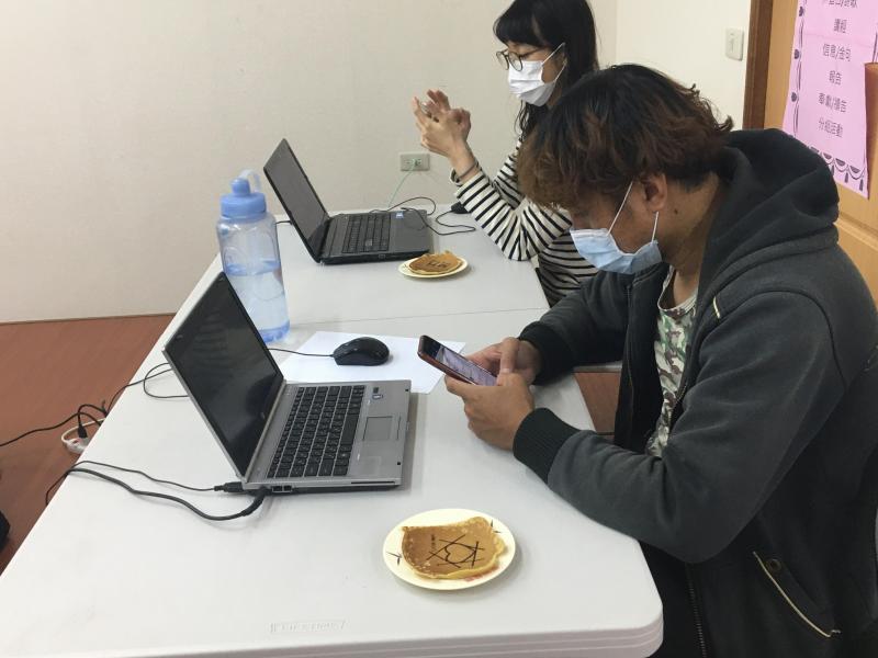 透過手機操作機器