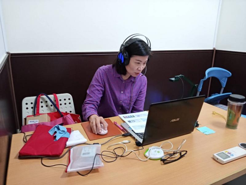 老師使用筆電進行教學