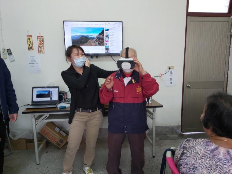 老師帶領長輩們體驗VR實境
