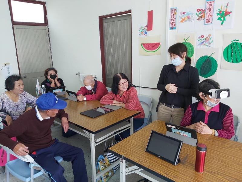 老師帶領長輩們體驗VR實境2