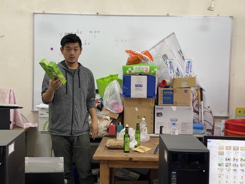 講師以實際案例說明，商品拍攝的擺飾及背景、光線強弱等拍照技巧。