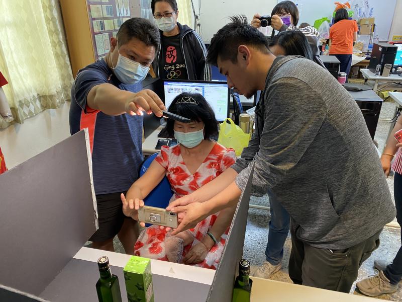 講師協助擺設，及逐一教導實際拍攝產品照。