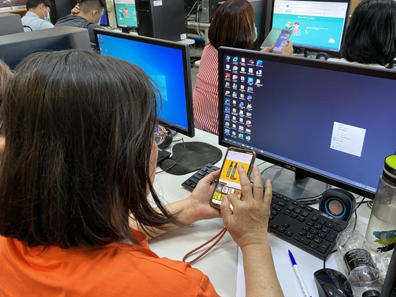 學員嘗試照片去背、編修，特效、明亮度等後製操作，讓照片更完美。