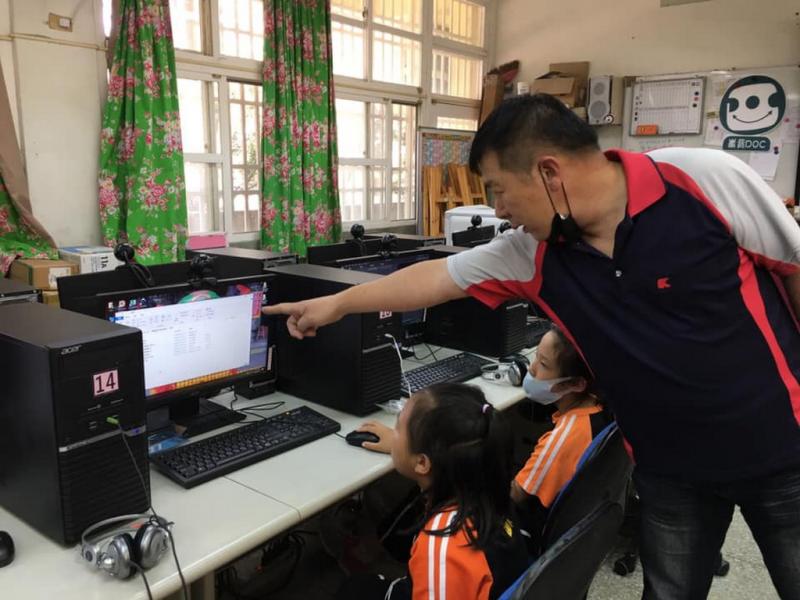 老師解決學生遇到的瓶頸。