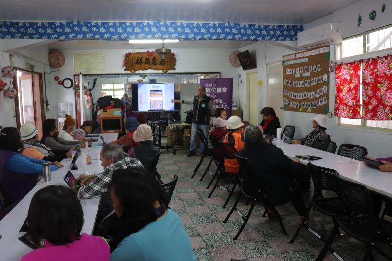 學員仔細聽老師講解台鐵訂票系統的示範說明！