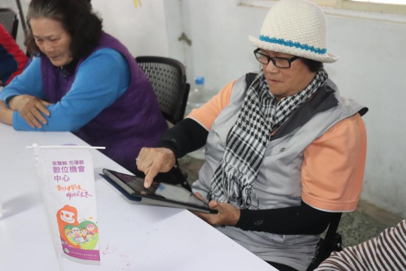 學員在體驗實際操作台鐵訂票系統！