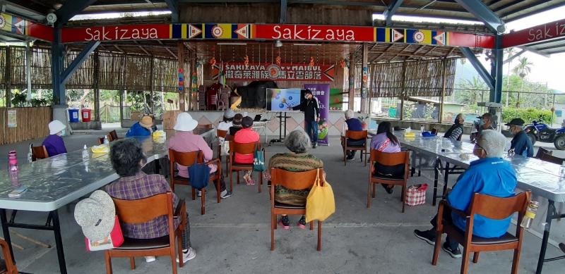 林文勳老師說明VR、AR的應用，並讓學員了解現今的狀況！