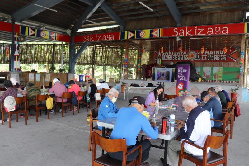 學員在為自己AR上裝色彩，創造新生命！