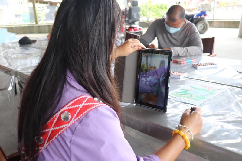 學員用平板在體驗自己的AR作品！