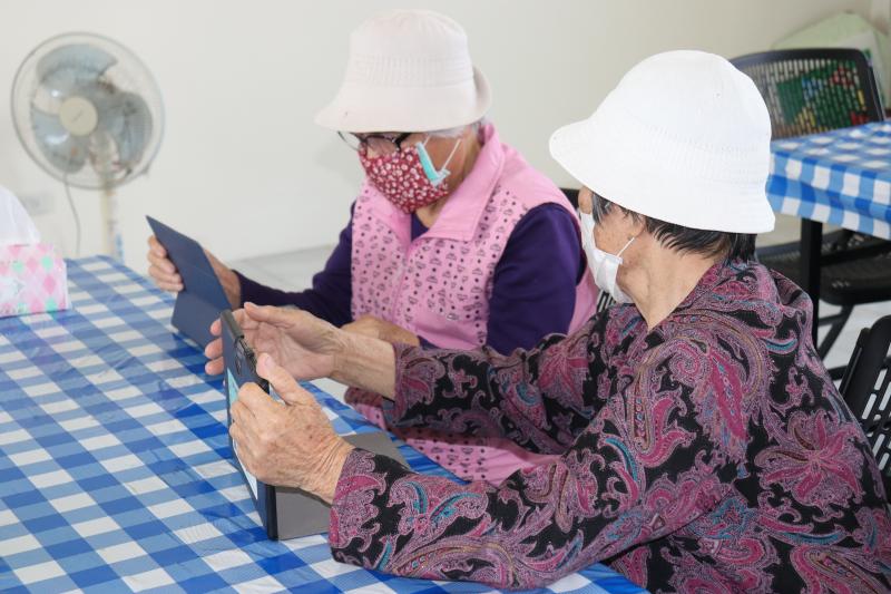 學員依老師的指導下操作平板電腦！