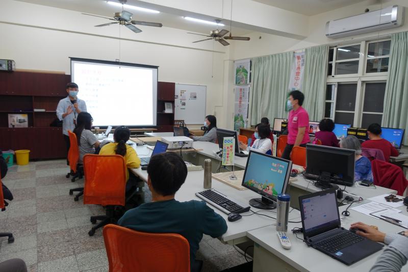 上課認真聽老師講解如何製作桌曆