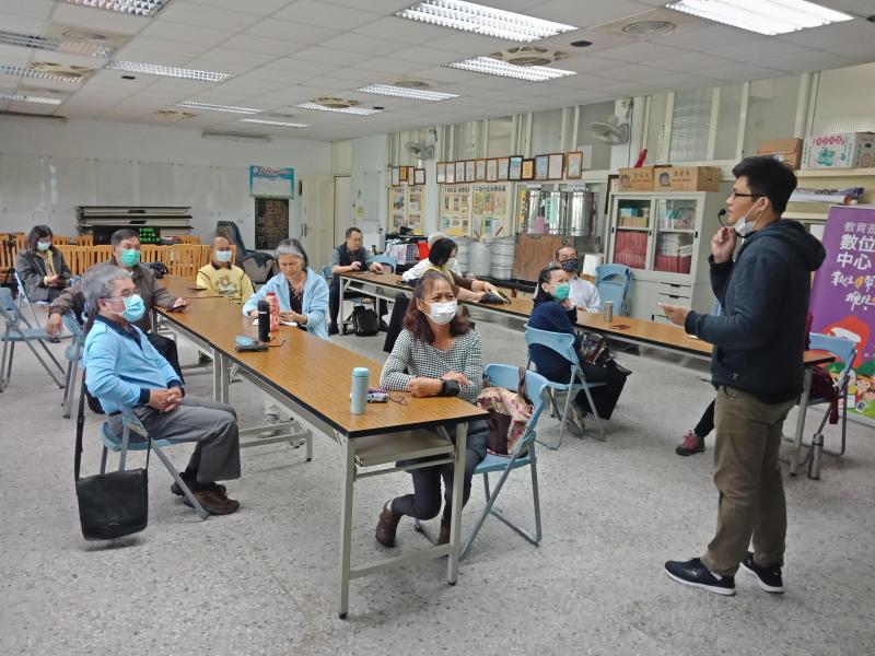 學員配合防疫政策，戴口罩上課學習