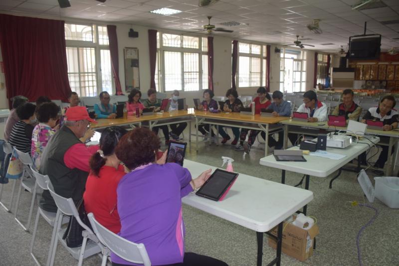 學員體驗特效照相樂趣。