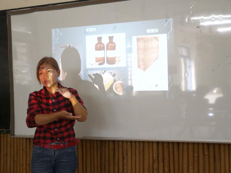 老師準備了豐富的課程，從基礎設計概念、與包裝範例，帶學員進入包裝設計世界。