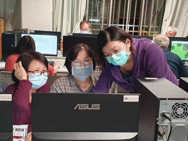 會操作簡報技巧學員教導旁邊同學.