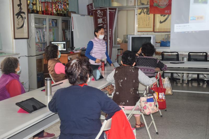 老師透過線上影片加強防疫宣導。