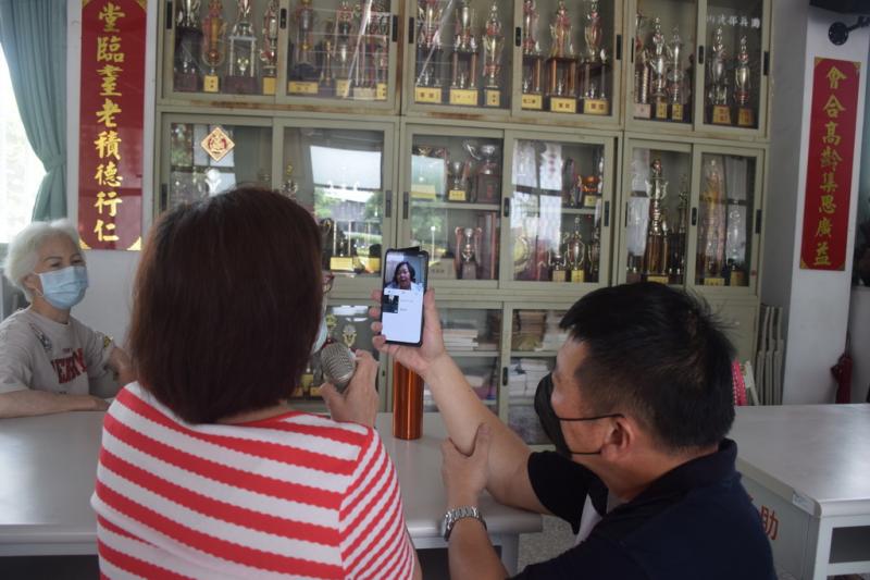 學員透過遠距視訊請教藥劑師用藥問題。