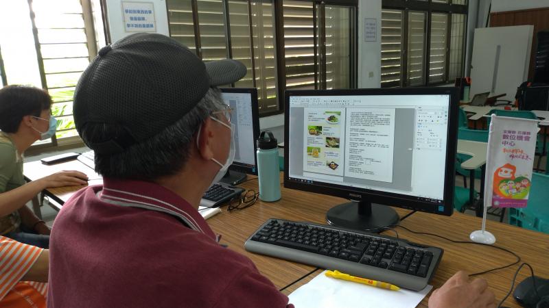 學員按照老師範例逐漸完成