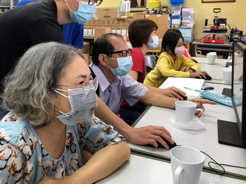 學員專注地學習操作電腦