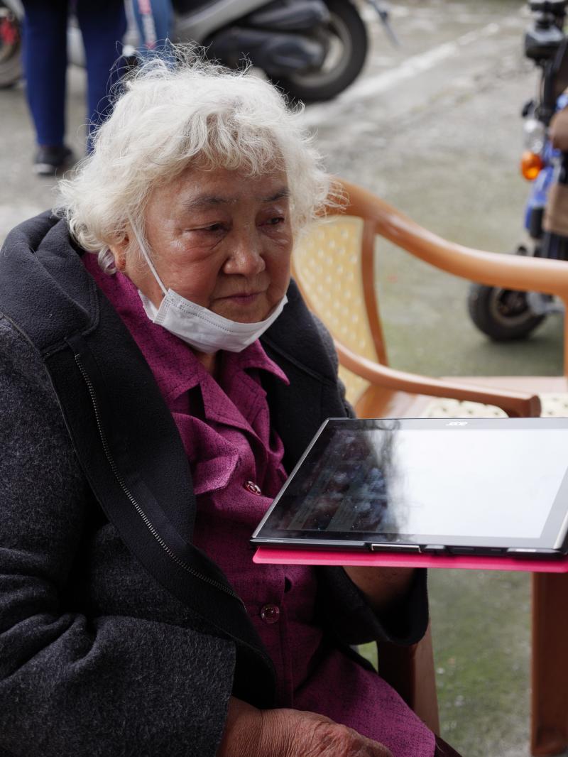 阿嬤透過平板電腦的影音Youtube功能，聽到年輕時喜歡的歌，不禁掉下淚來，令人動容。