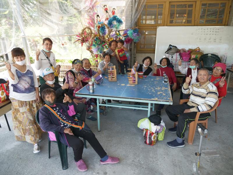 三堂課下來，長輩學員們都開心地體驗了平板電腦各項功能