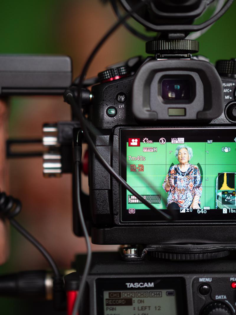 我們結合了專業攝影機、與錄音機、平板電腦，一起做錄製。