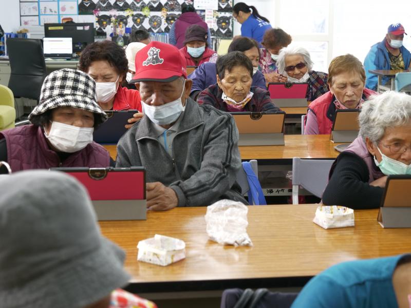 適逢新型冠狀病毒的傳染期，長輩們都攜帶口罩，希望以最高的態度去防疫。