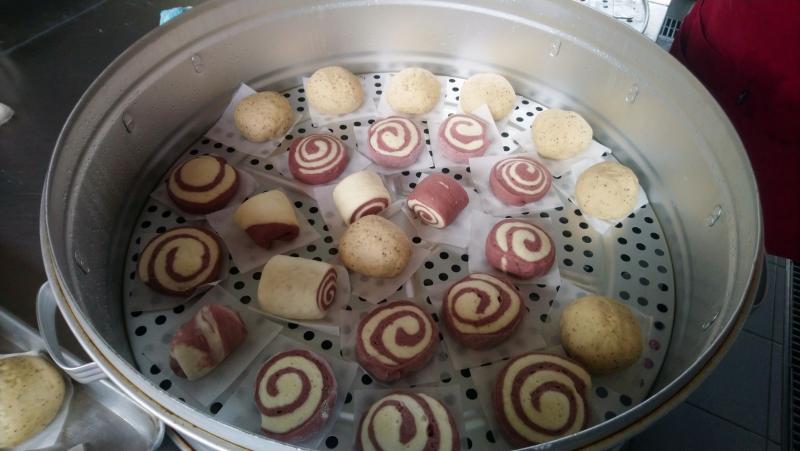 新住民交長輩做的雙色饅頭