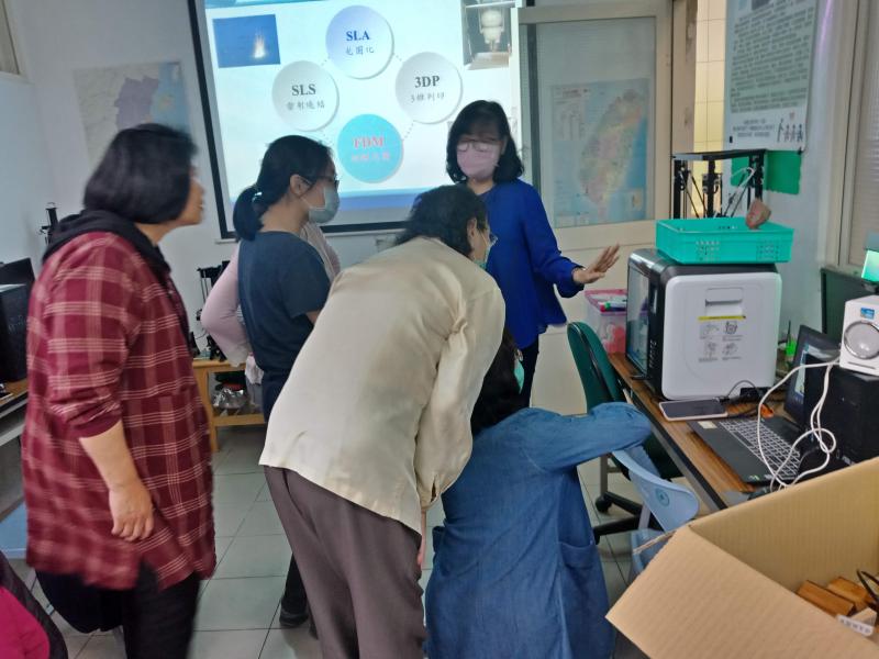 講師與學員一起研討3D製作的過程