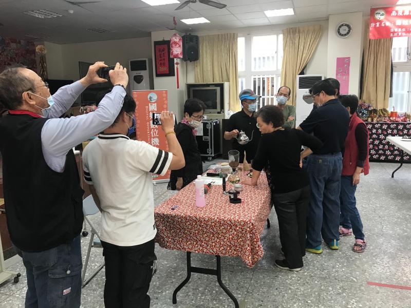 由老師親自教授手沖咖啡上課情形