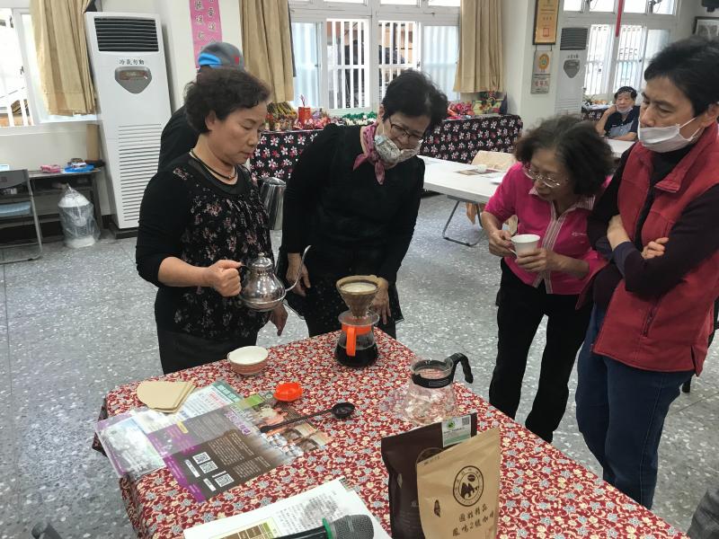 由我們學員實施手沖咖啡上課情形。