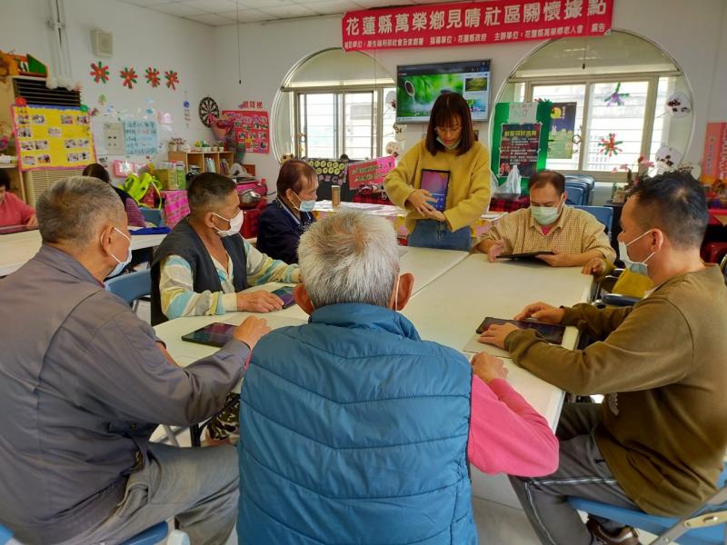 助教繳學平板電腦操作。