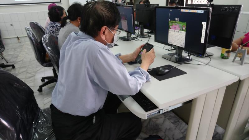 上課情形，學員看螢幕，講師同步操作手機。