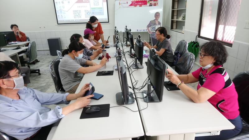 學員實際操作情形，熱心的學員從旁協助不會的人。